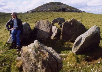 Jiná svatyně s irským turistou, v pozadí cairn T