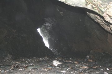 Jeskyně je průchodem mezi dvěma zálivy
